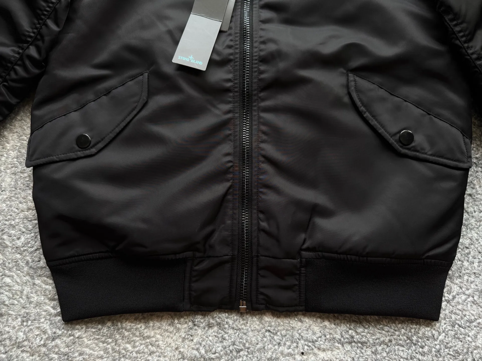 P360 Stone lsland Stone Island Medal Aviator Cotton Jacket The outer fabric is made of MA-1 flight nylon, which is a material specially used in flight and aviation. Flying nylon is a fabric specially used in flight and aviation. It is rarely used in ordinary clothing. The density of flying nylon is very high, so it is windproof and waterproof. When rain falls on the surface of the clothes, it will not penetrate immediately, but will form a small water droplet and slide off. This performance is a requirement for the development of modern jet technology. Because it is assumed that the pilot got caught in the rain before getting on the plane, he entered the cabin covered in rainwater. When flying at high altitude and at high speed, in a cabin without an environmental control system, water droplets will freeze on the pilot's body 2. Knitted baseball collar MA-1 uses a knitted collar. The collar is made of wool and can be snug around the neck and very warm. 3. Metal zippers We have very strict requirements on zippers, including smoothness and size. There was no zipper on the market that met the requirements, so we asked a zipper factory to customize a strong and durable metal zipper.  4. Double-threaded knitted cuffs The cuffs are made of double-threaded knitted fabric, narrow at the front and wide at the back. The narrow part can be tightened around the wrist to prevent wind from entering. The wide part has enough space when wearing multiple pieces under winter Color: Black Dark Army Green Size: M L.